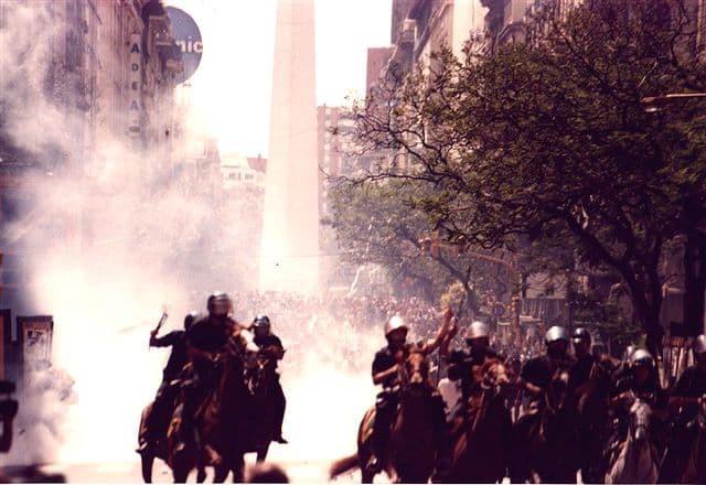 Argentina 2001 — când o țară și-a îngropat banii