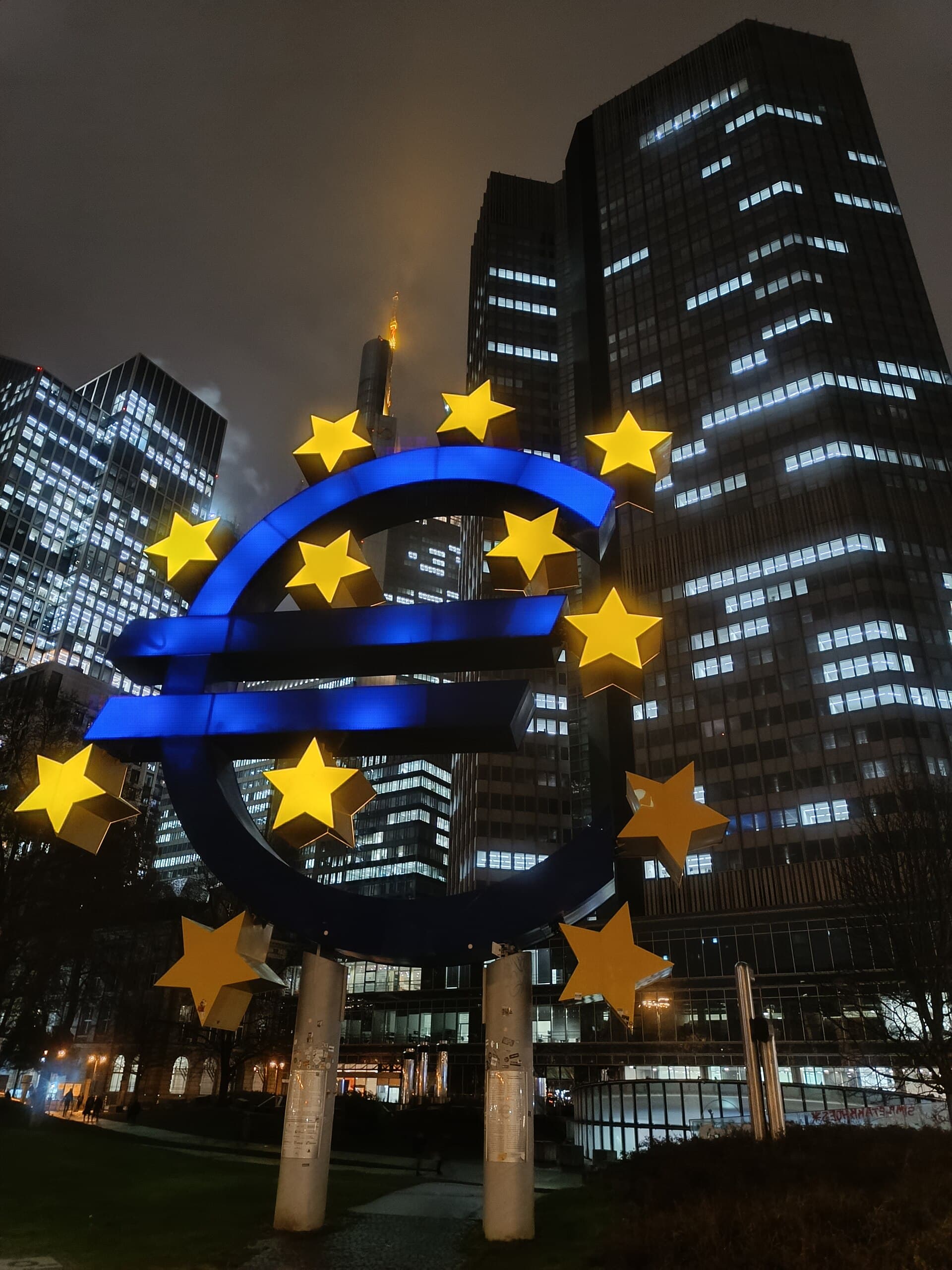 Nașterea euro — o monedă pentru multe popoare